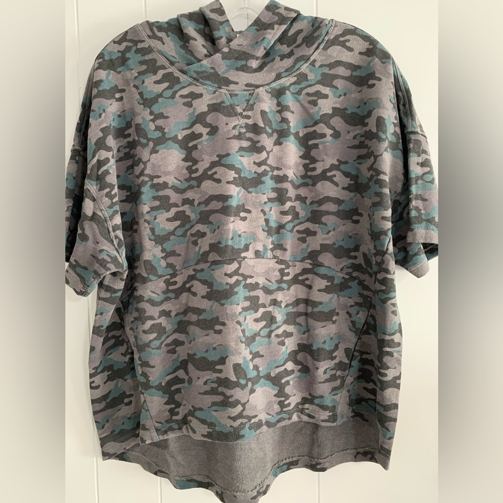 Fabletics Short Sleeve hoodie Grey Camo